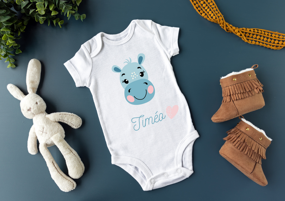 body ou t- shirt enfant personnalisé hippopotame et prénom , t-shirt maternelle hippopotame, tenue personnalisée crèche, body personnalisé