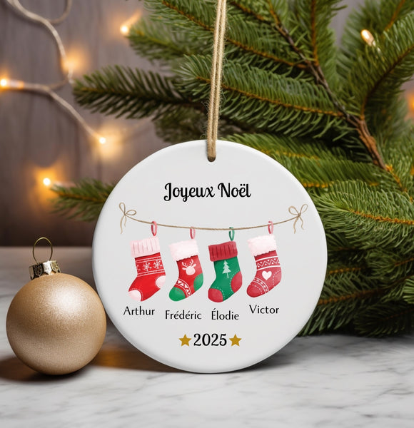 Ornement de noël personnalisé famille motif chaussettes de noel, ornement noel céramique personnalisable, boule de noël famille